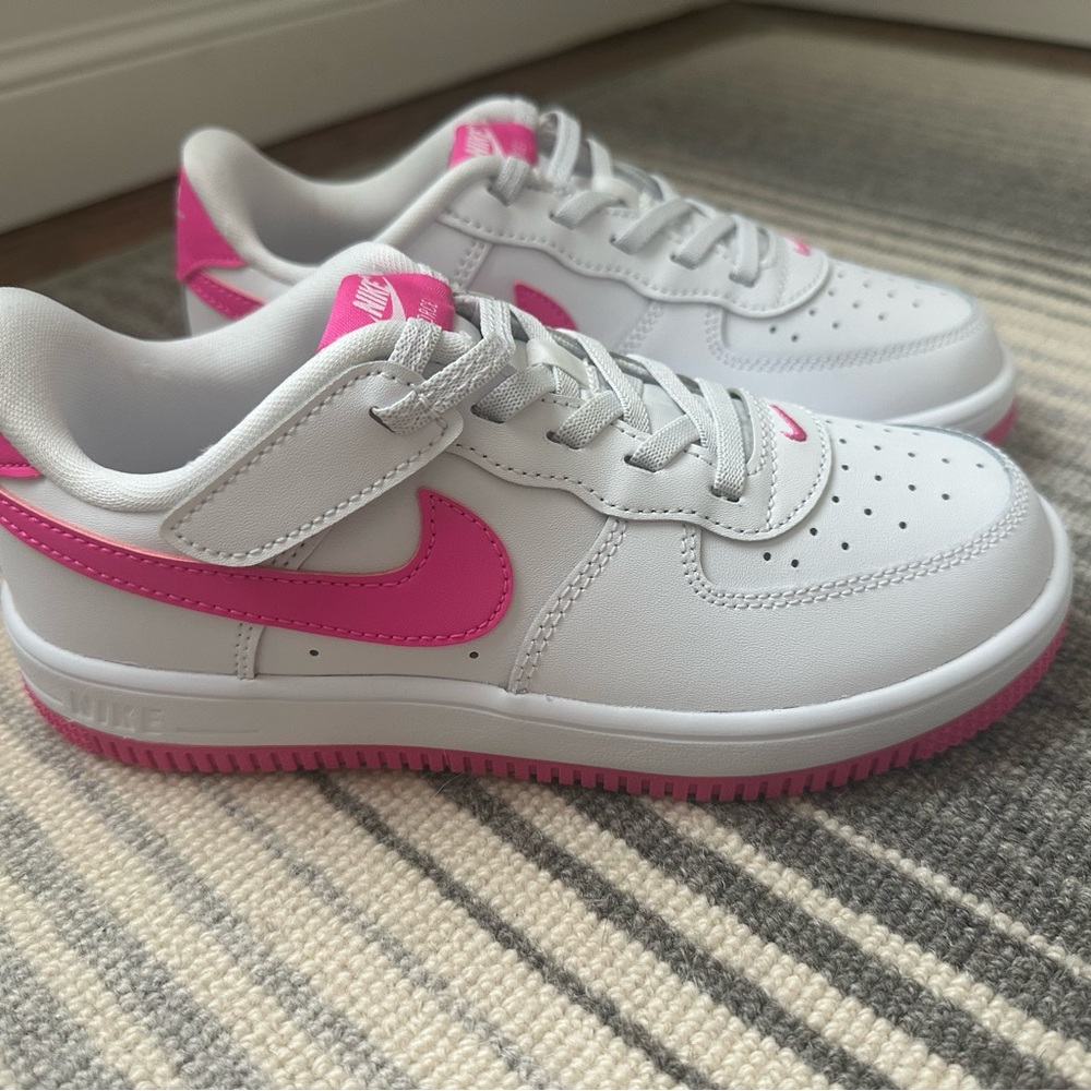 Nike  Kids White and Pink  Force 1 Low Easy on Sneakers ..sz 2.5 New in Box - Picture 2 of 7
